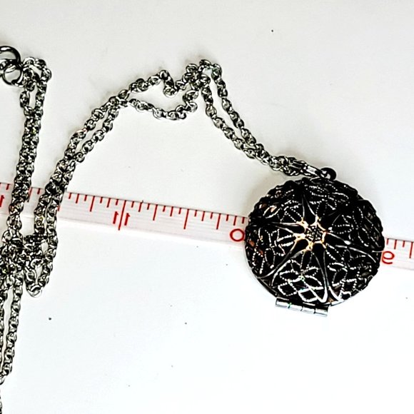 Silver Tone Decorative Fashion Locket Scent Necklace Jewelry CT211 - Picture 7 of 7